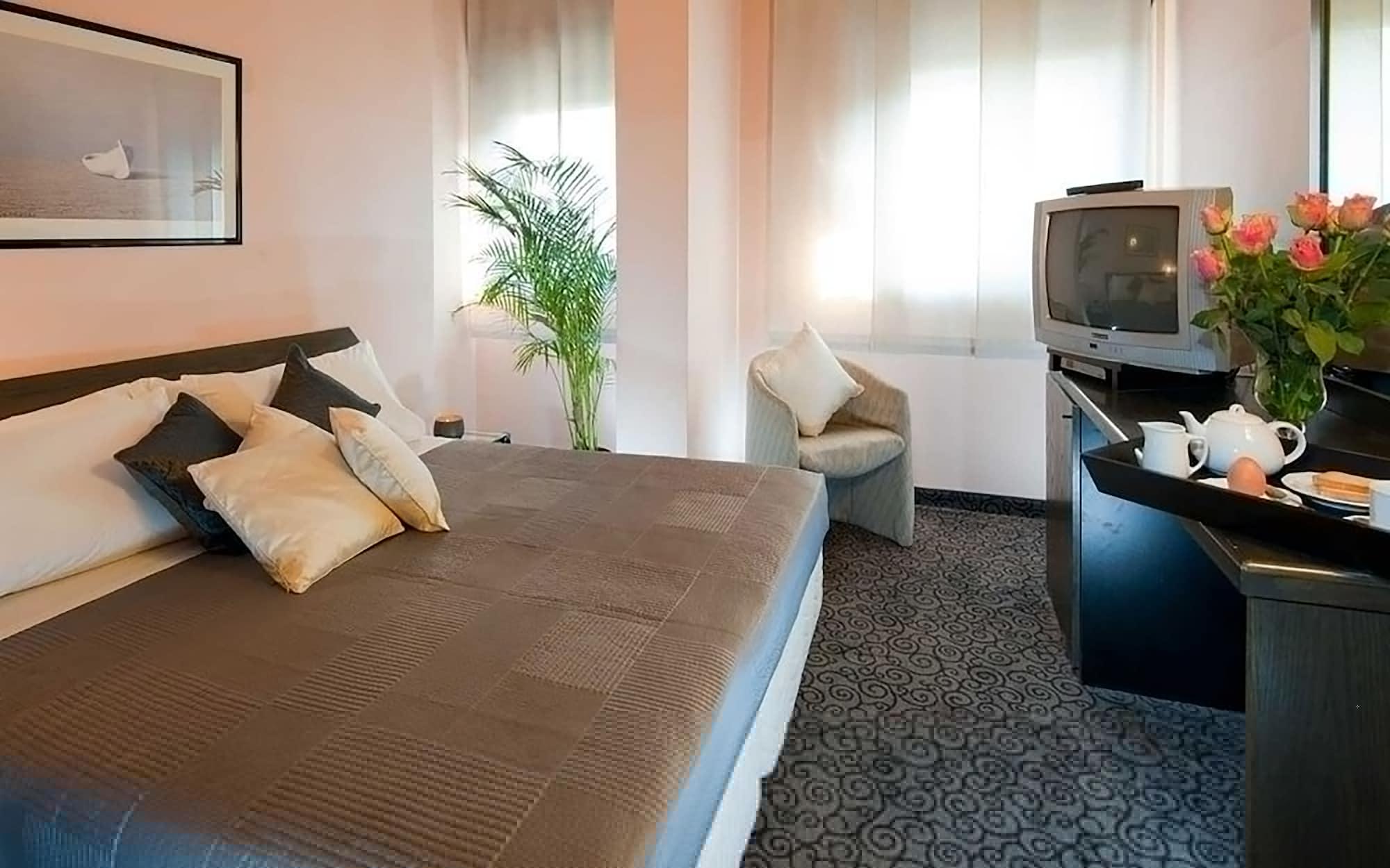 Hotel Comtur Binasco Quarto foto